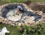 De aanleg van een vijver met stenenrand