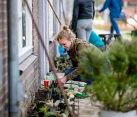 Initiateifnemer Judith Zomer legt samen met haar buren geveltuintjes aan op de Van Uvenweg
