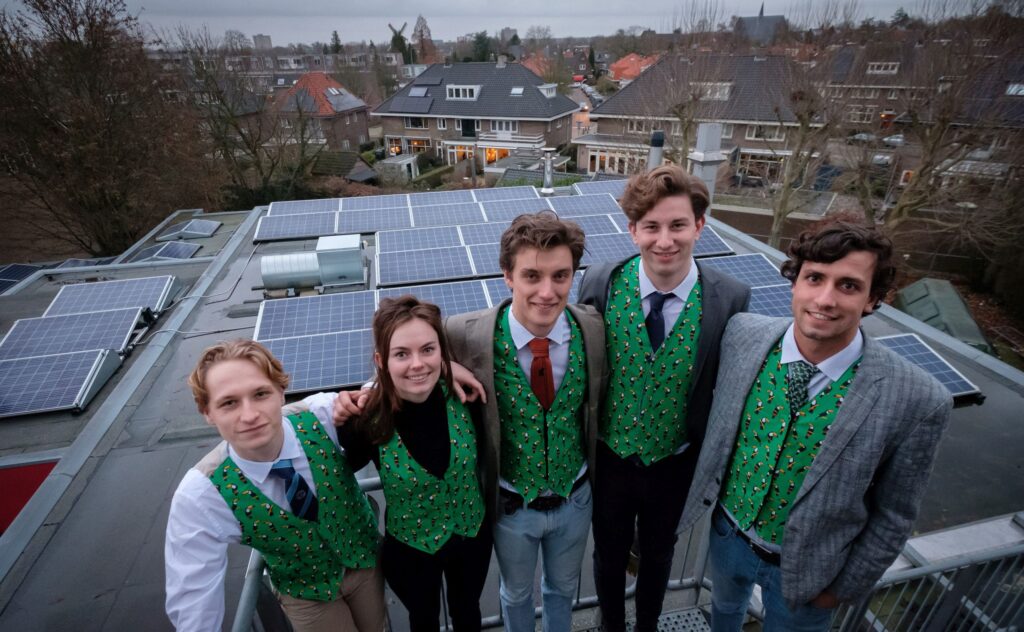 De duurzaamheid commissie van studentenvereniging Ceres op dak met zonnepanelen