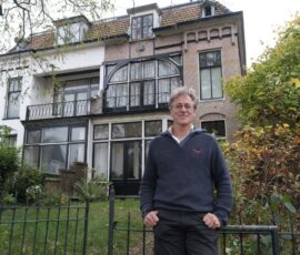 Frank Zegers voor zijn monumentale huis