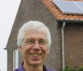 Man voor huis met zonnepanelen op het dak