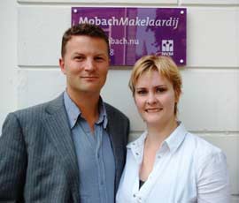 Man en vrouw met bord Mobach Makelaardij