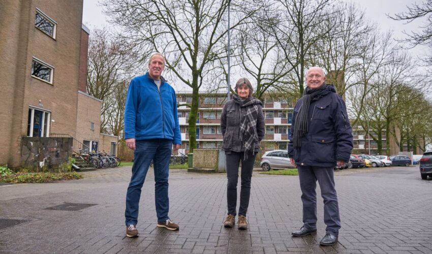 Johan Hammink, Mirjam Boswijk en Gerard Blom bij hun flatgebouw