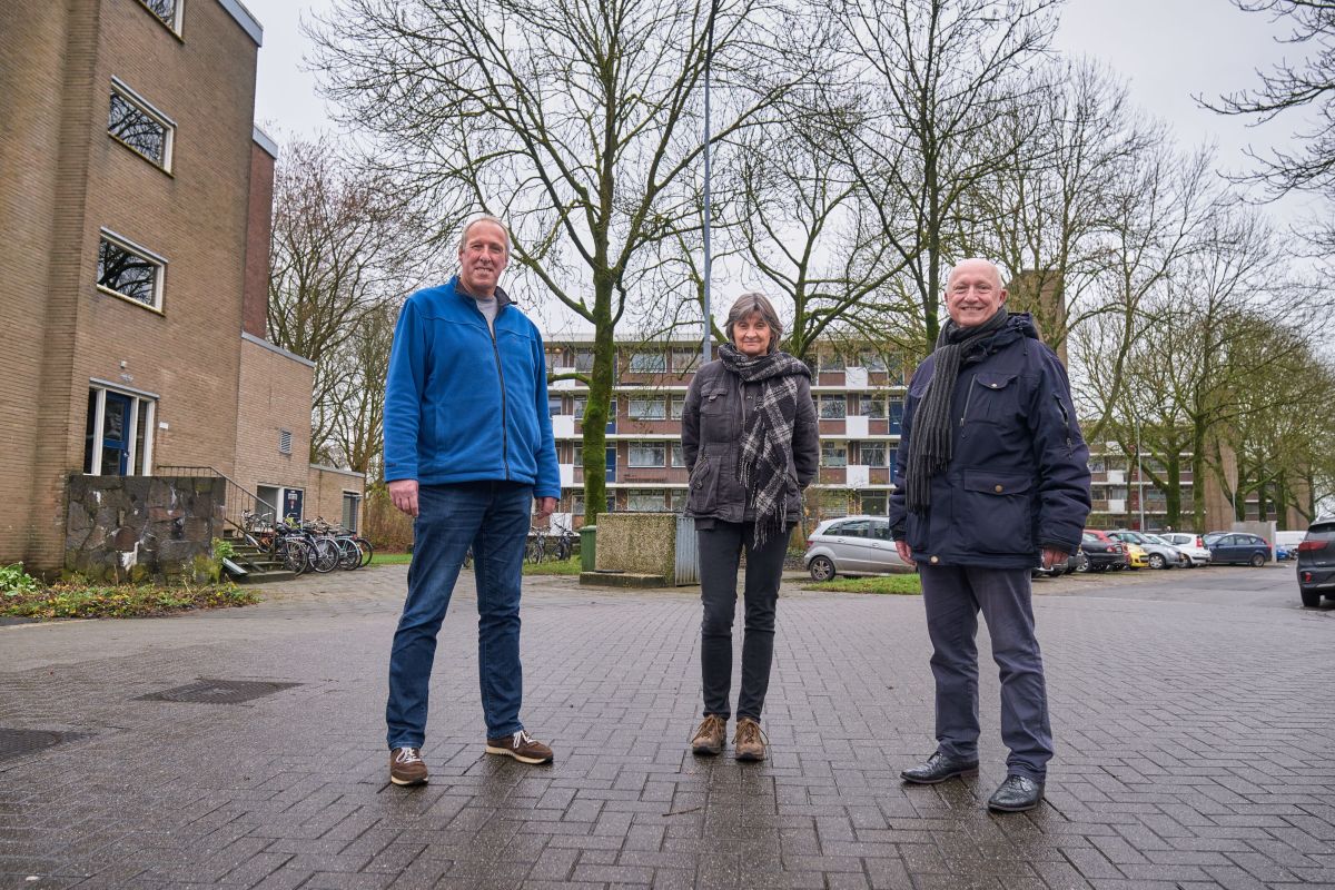 Johan Hammink, Mirjam Boswijk en Gerard Blom bij hun flatgebouw