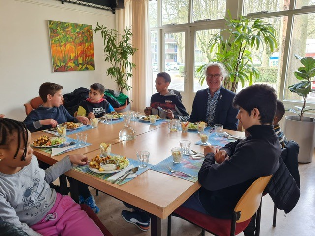 Kinderen op OBS de Wereld eten gezonder met warme lunch