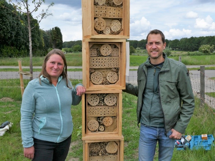 Onthulling bijenhotel bij bijenoase Wageningen